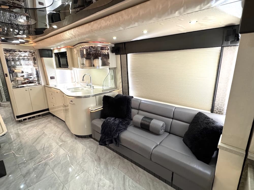 2004 Prevost Featherlite H3-45 Motorcoach - Image 13
