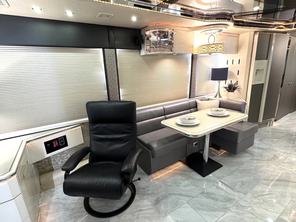 2004 Prevost Featherlite H3-45 Motorcoach - Image 14
