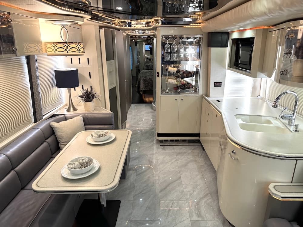 2004 Prevost Featherlite H3-45 Motorcoach - Image 15