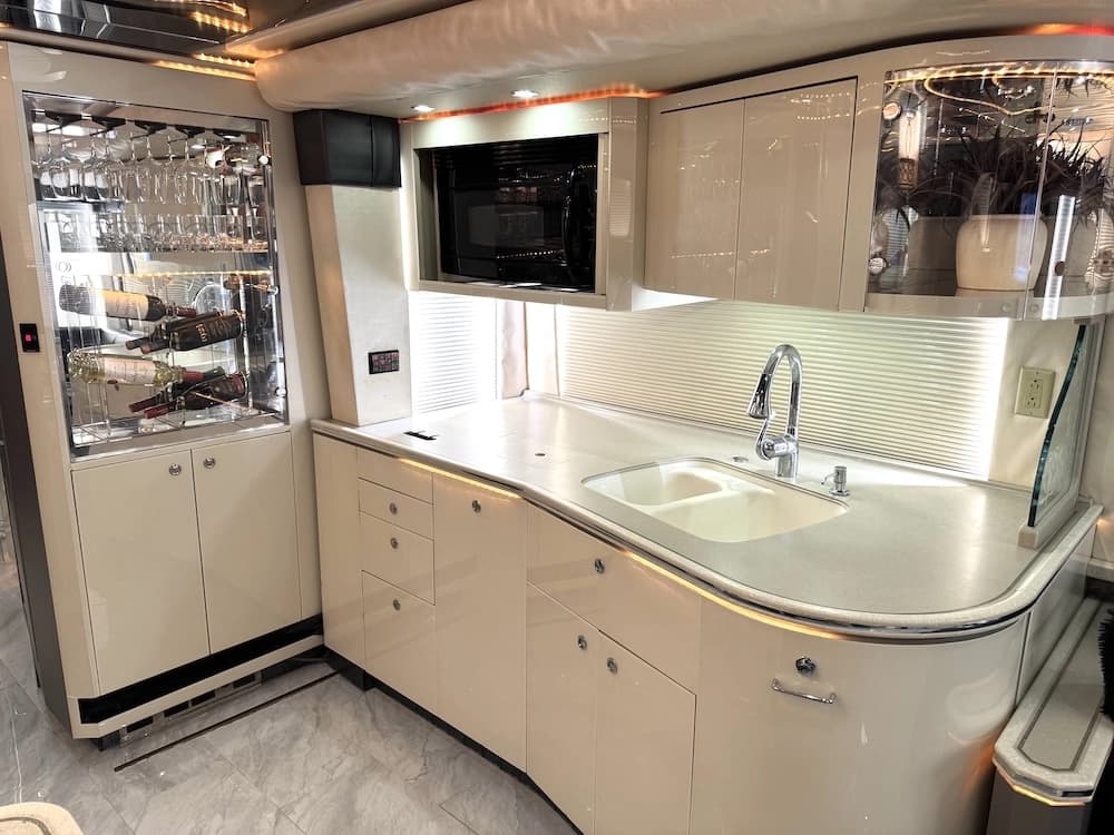 2004 Prevost Featherlite H3-45 Motorcoach - Image 16