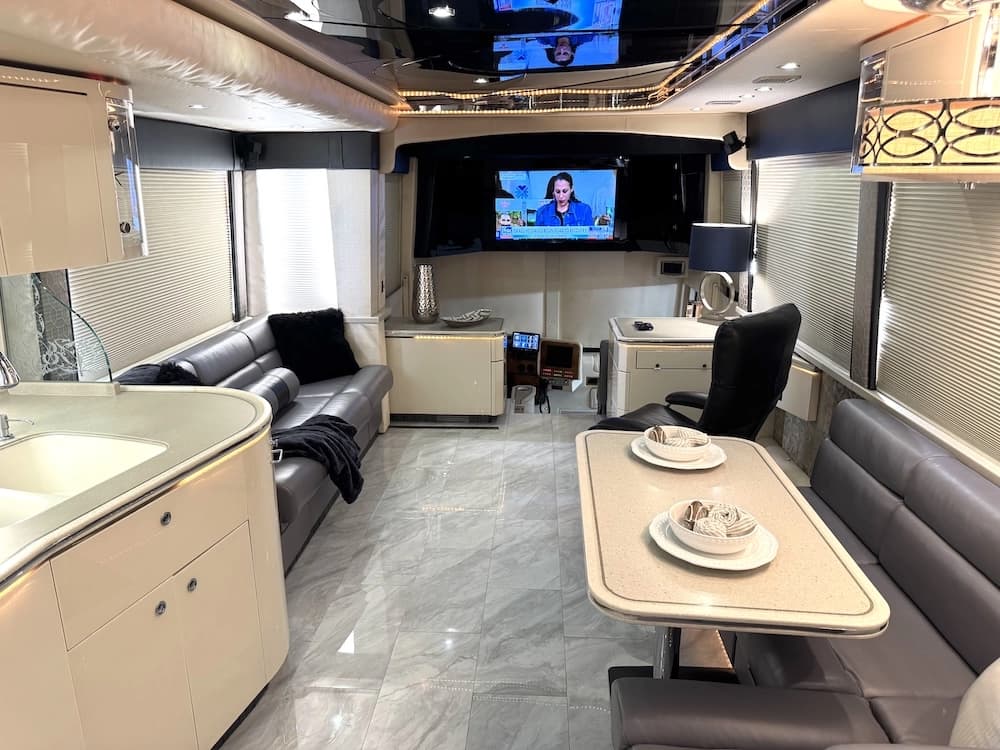2004 Prevost Featherlite H3-45 Motorcoach - Image 18
