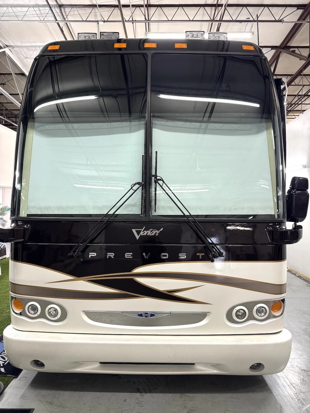 2004 Prevost Featherlite H3-45 Motorcoach - Image 2