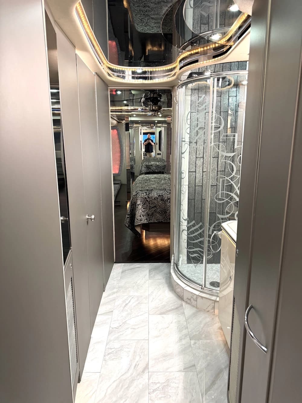 2004 Prevost Featherlite H3-45 Motorcoach - Image 20