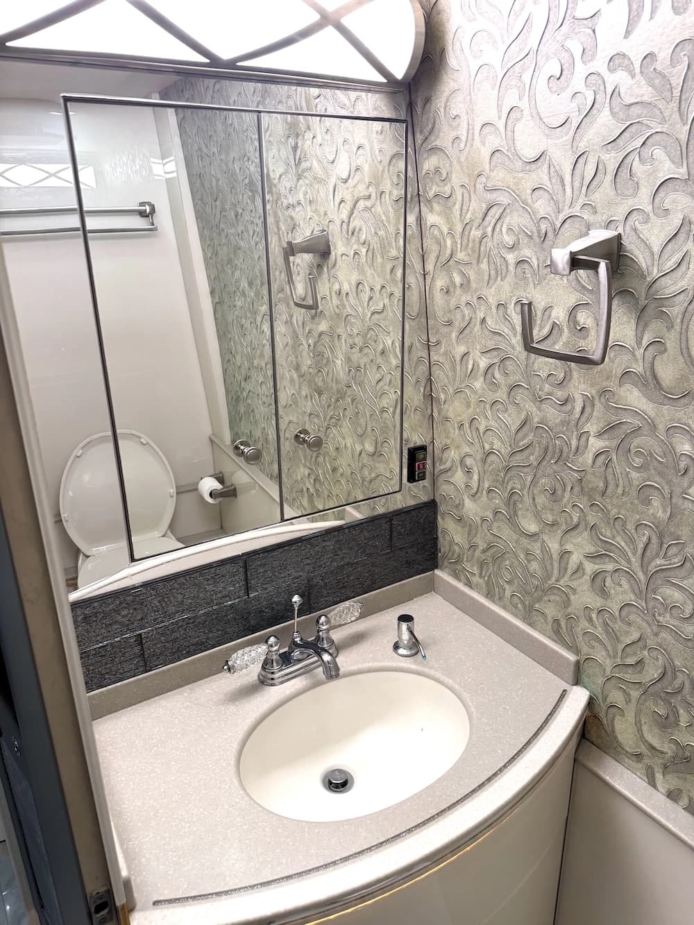 2004 Prevost Featherlite H3-45 Motorcoach - Image 23