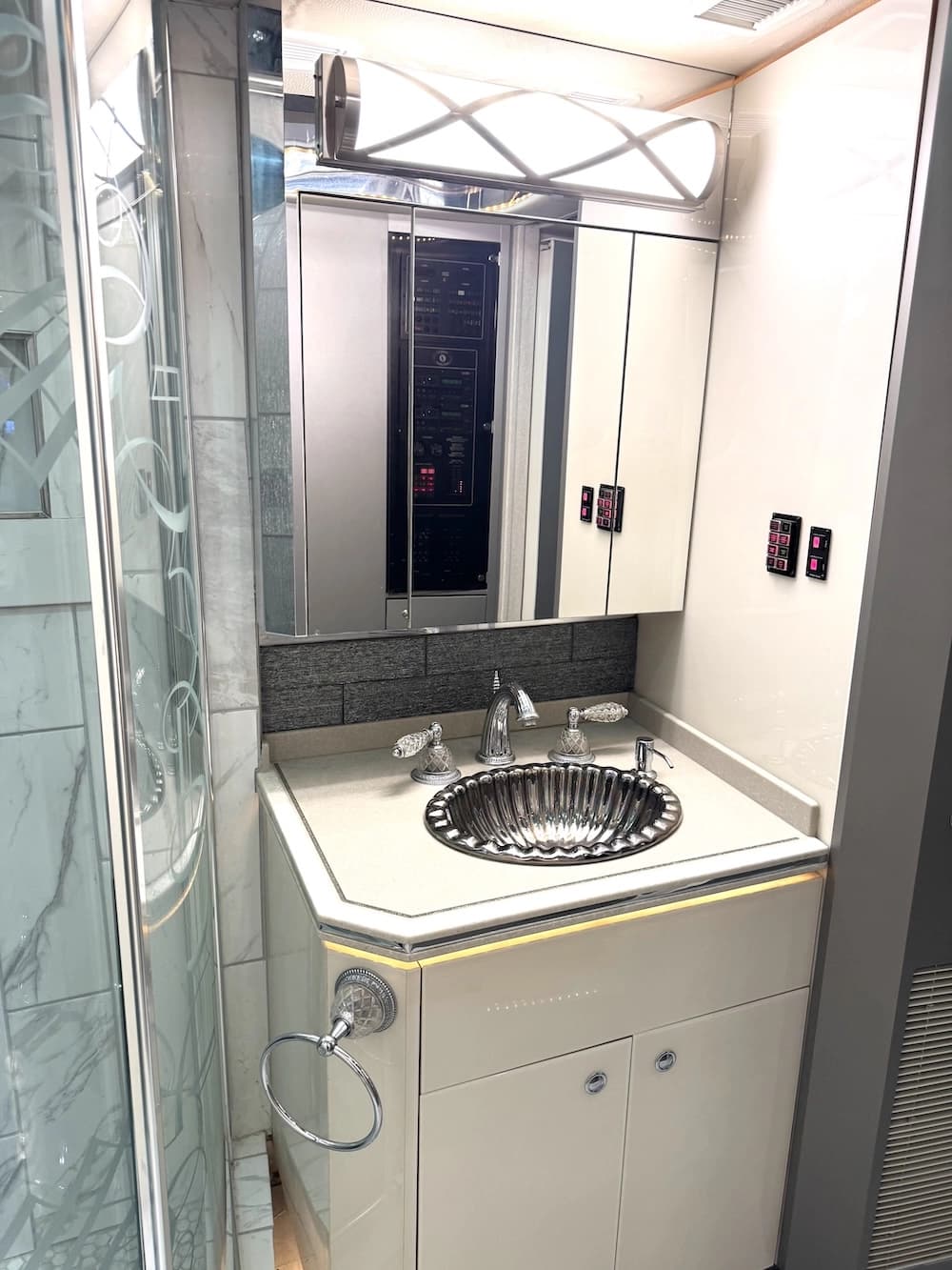 2004 Prevost Featherlite H3-45 Motorcoach - Image 24