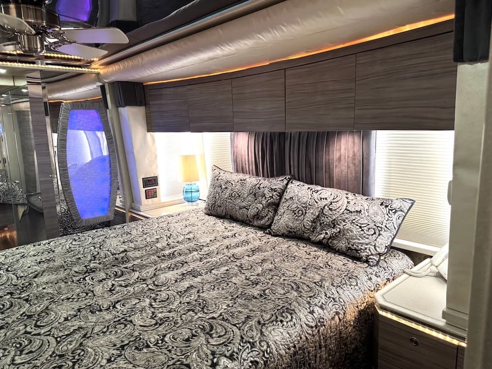 2004 Prevost Featherlite H3-45 Motorcoach - Image 26