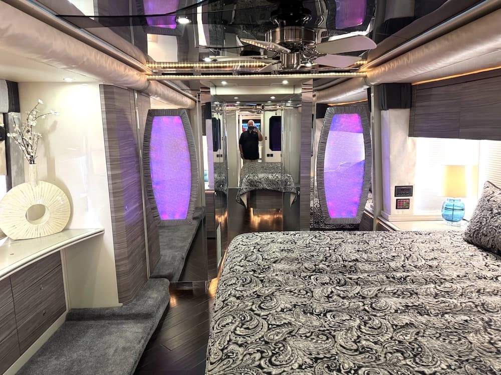 2004 Prevost Featherlite H3-45 Motorcoach - Image 27