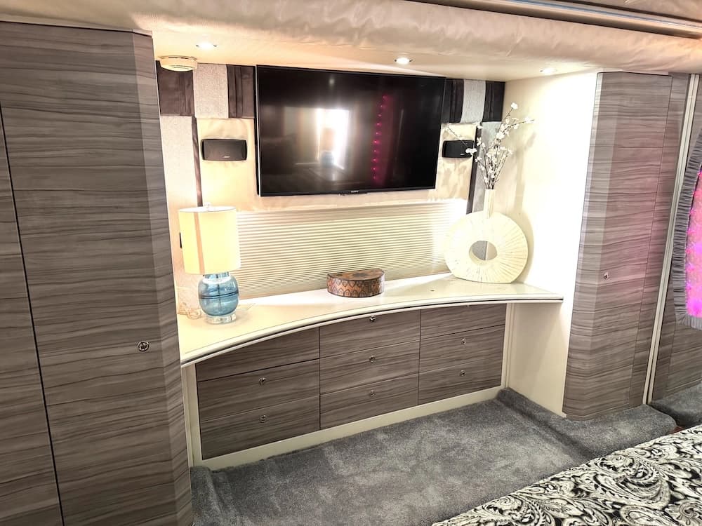 2004 Prevost Featherlite H3-45 Motorcoach - Image 28