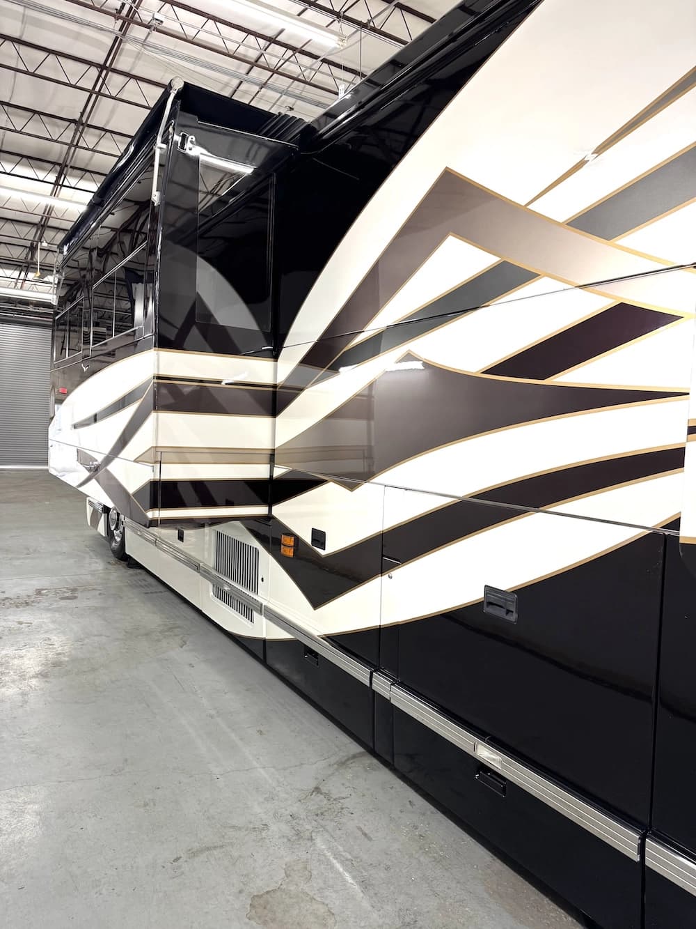 2004 Prevost Featherlite H3-45 Motorcoach - Image 3