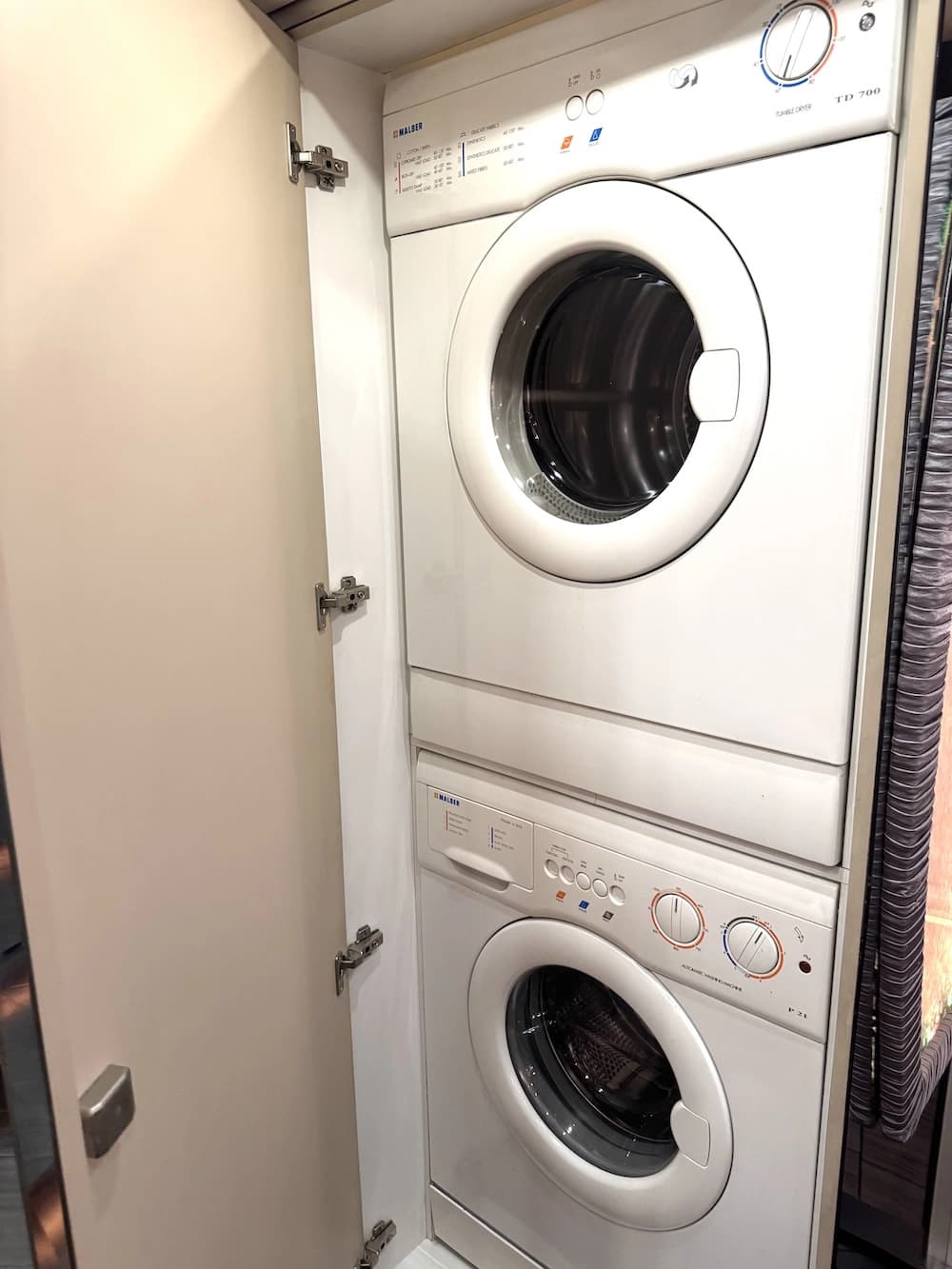2004 Prevost Featherlite H3-45 Motorcoach - Image 29