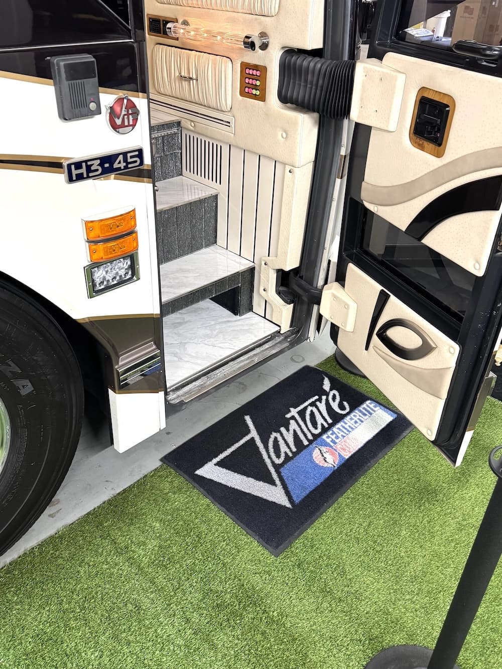 2004 Prevost Featherlite H3-45 Motorcoach - Image 30