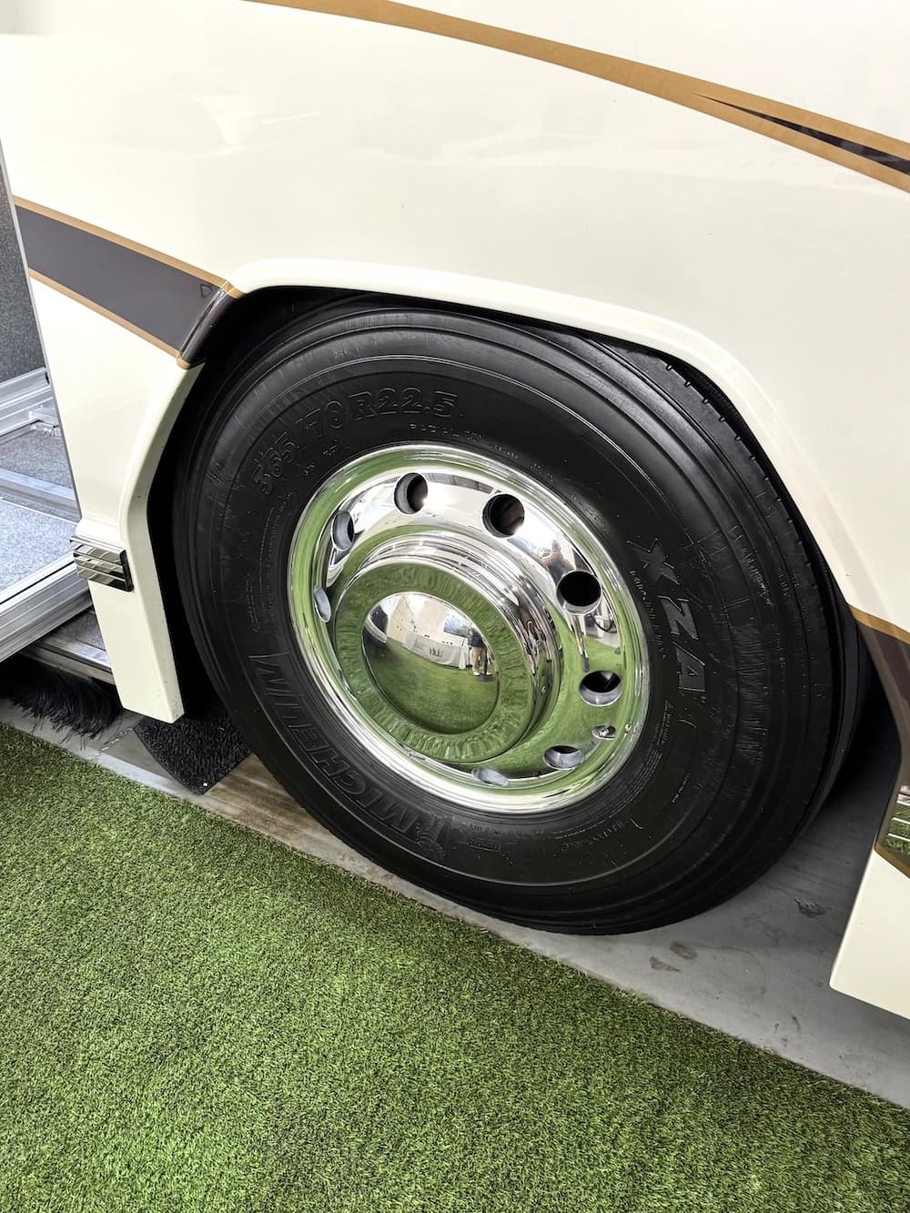 2004 Prevost Featherlite H3-45 Motorcoach - Image 31