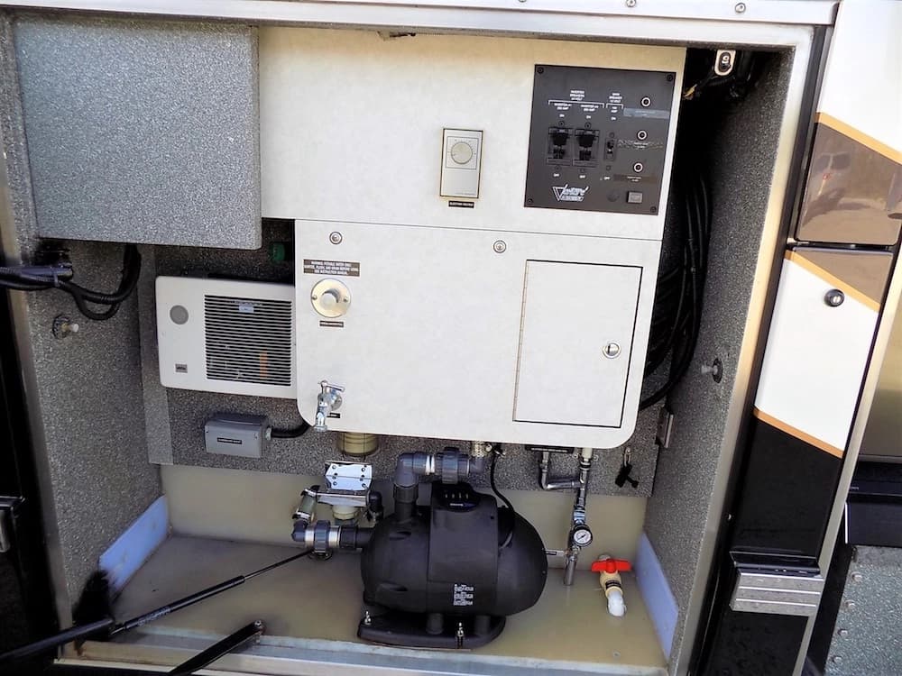 2004 Prevost Featherlite H3-45 Motorcoach - Image 32