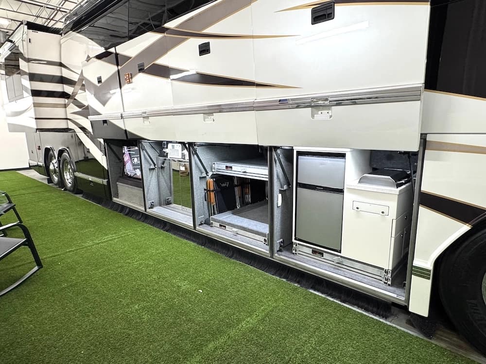2004 Prevost Featherlite H3-45 Motorcoach - Image 33