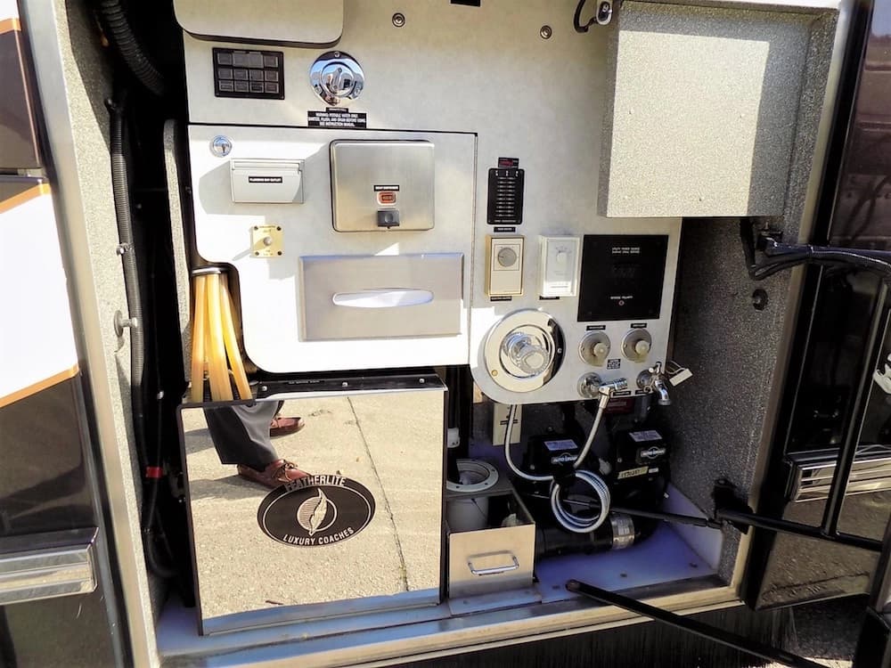 2004 Prevost Featherlite H3-45 Motorcoach - Image 35