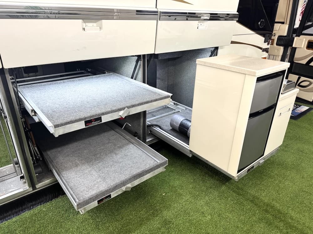 2004 Prevost Featherlite H3-45 Motorcoach - Image 37