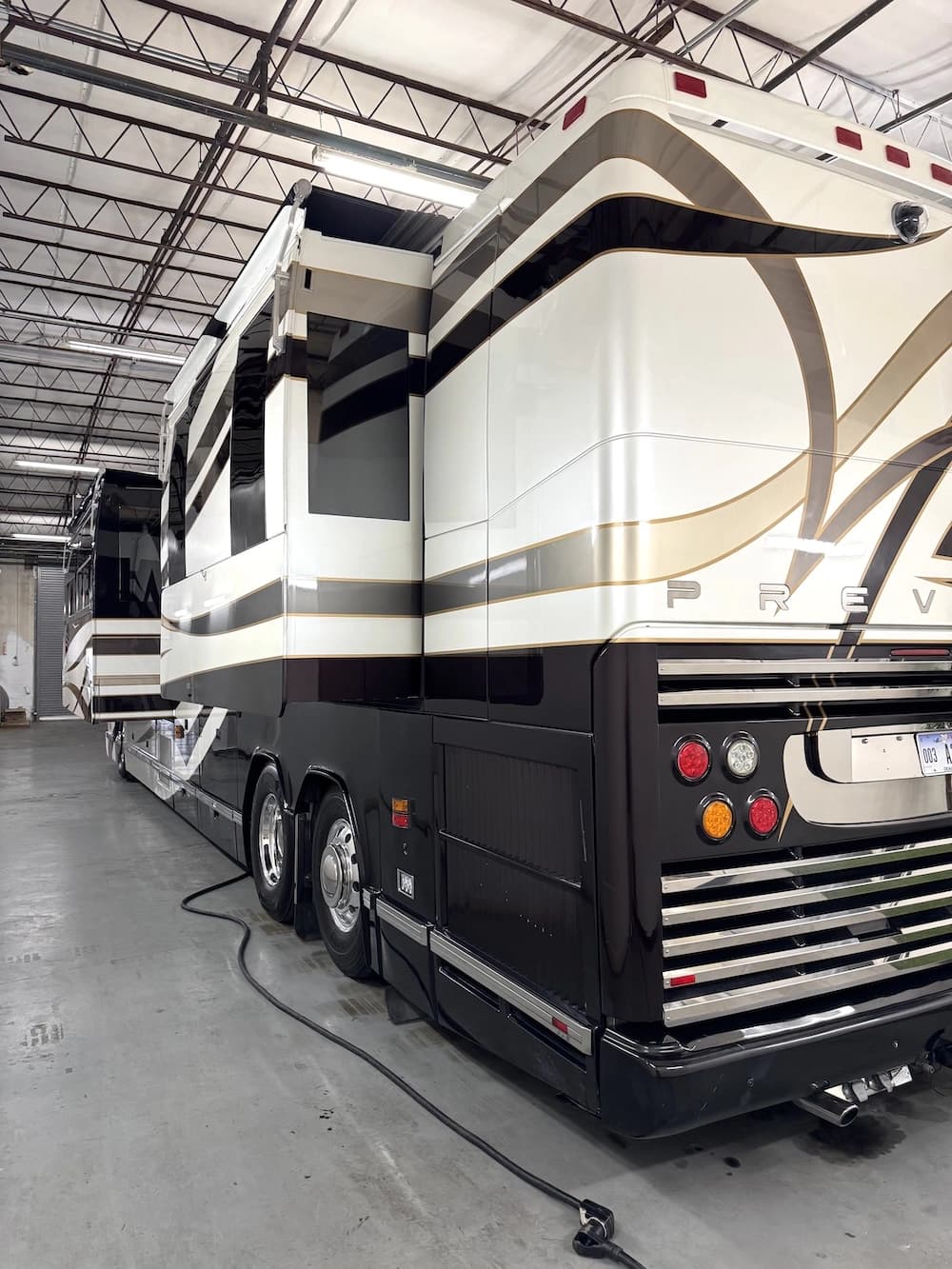 2004 Prevost Featherlite H3-45 Motorcoach - Image 4