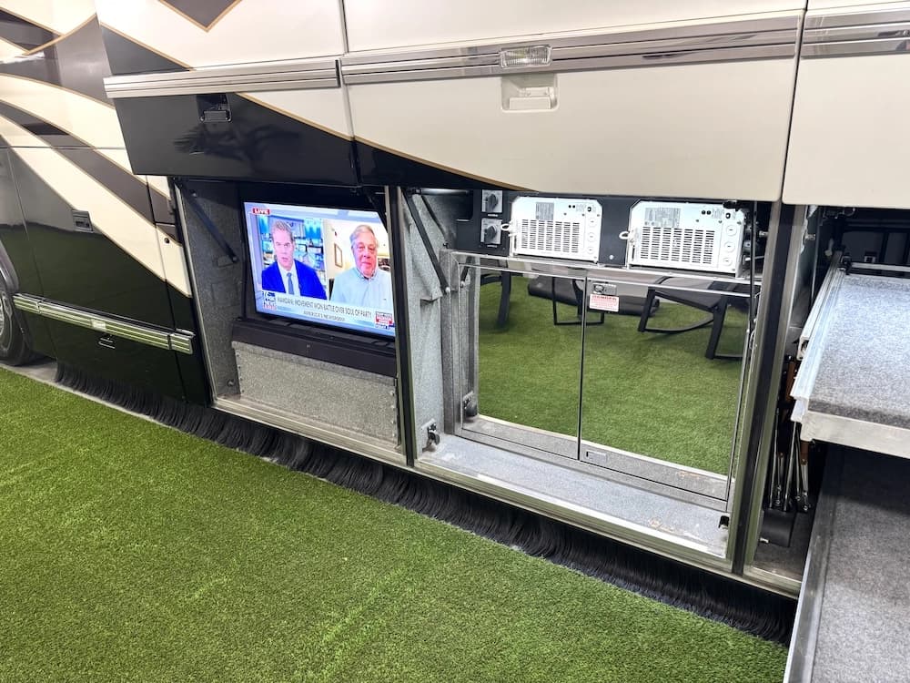 2004 Prevost Featherlite H3-45 Motorcoach - Image 39