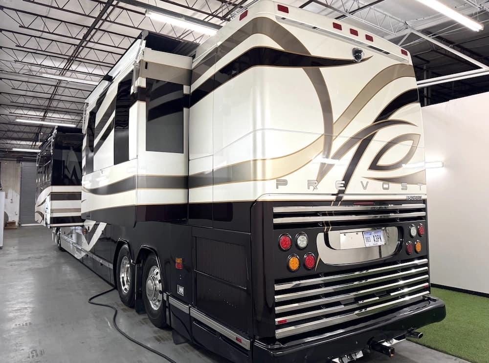2004 Prevost Featherlite H3-45 Motorcoach - Image 5