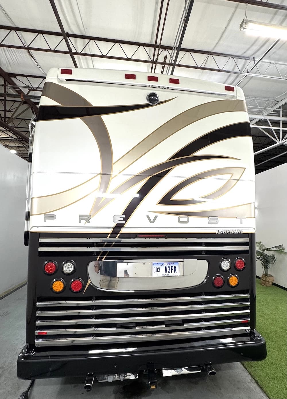 2004 Prevost Featherlite H3-45 Motorcoach - Image 6