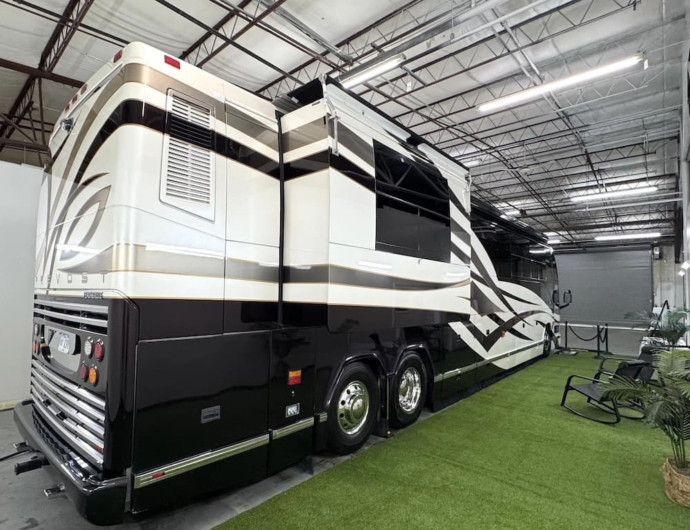 2004 Prevost Featherlite H3-45 Motorcoach - Image 7