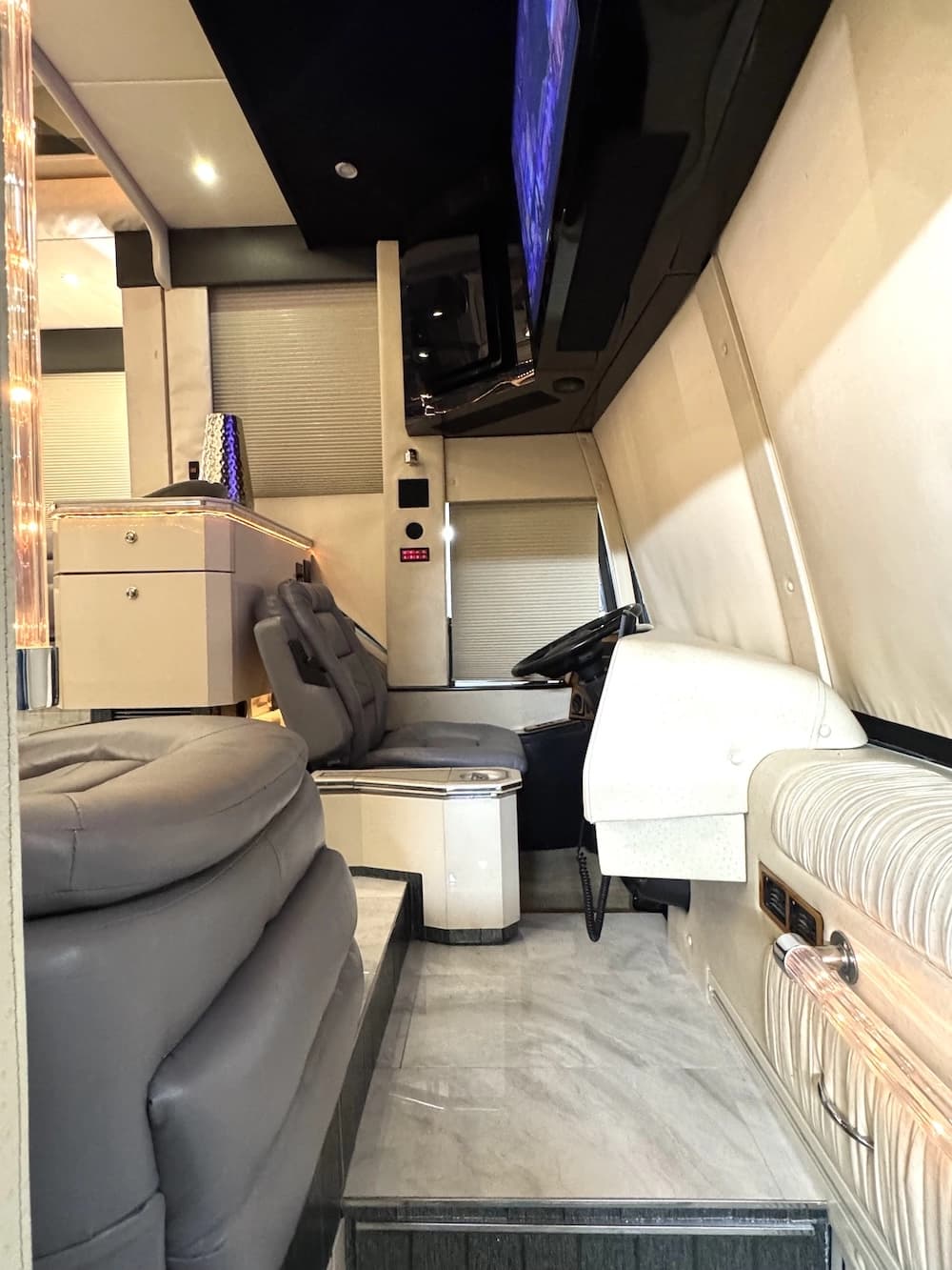 2004 Prevost Featherlite H3-45 Motorcoach - Image 8