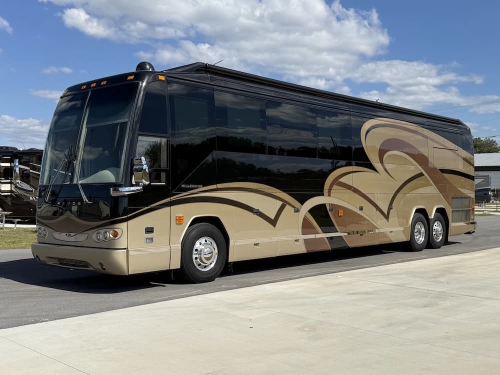 2008 Prevost Millennium H3-45 Motorcoach - Image 2