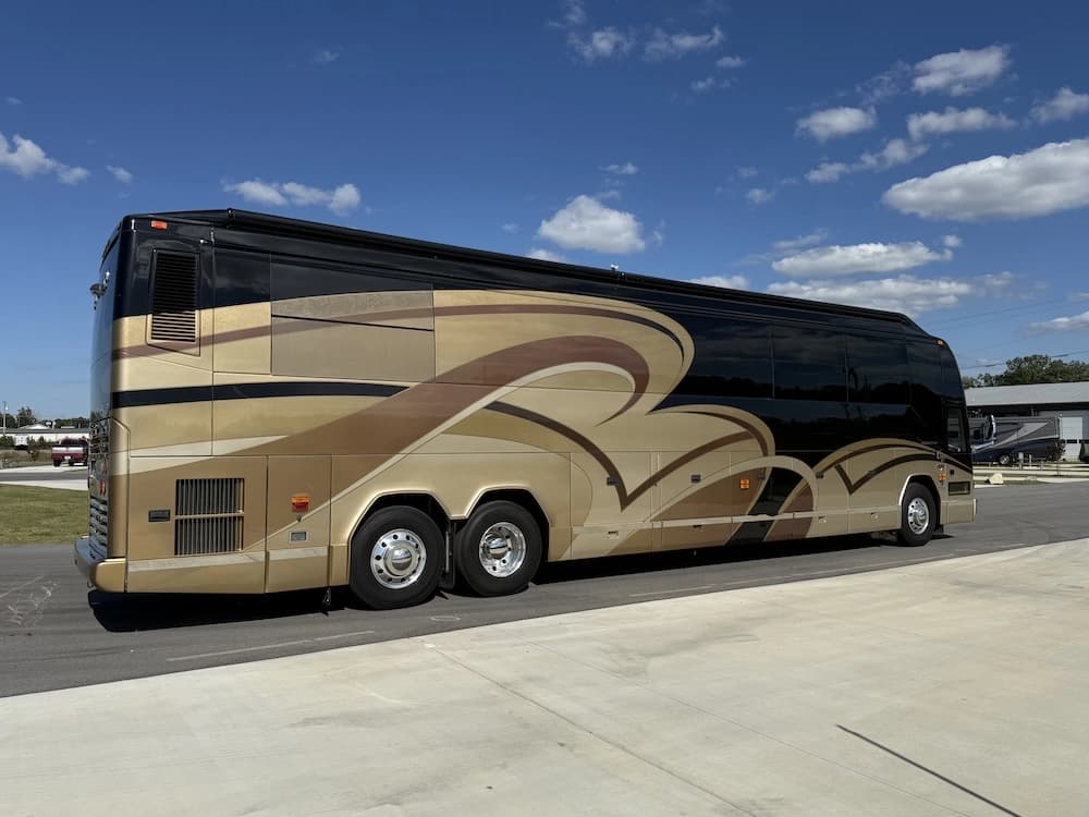 2008 Prevost Millennium H3-45 Motorcoach - Image 3