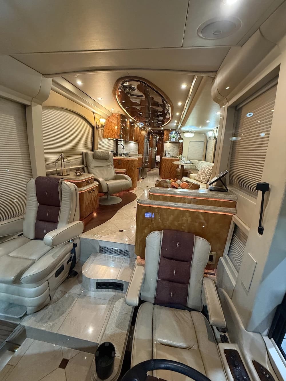 2008 Prevost Millennium H3-45 Motorcoach - Image 10