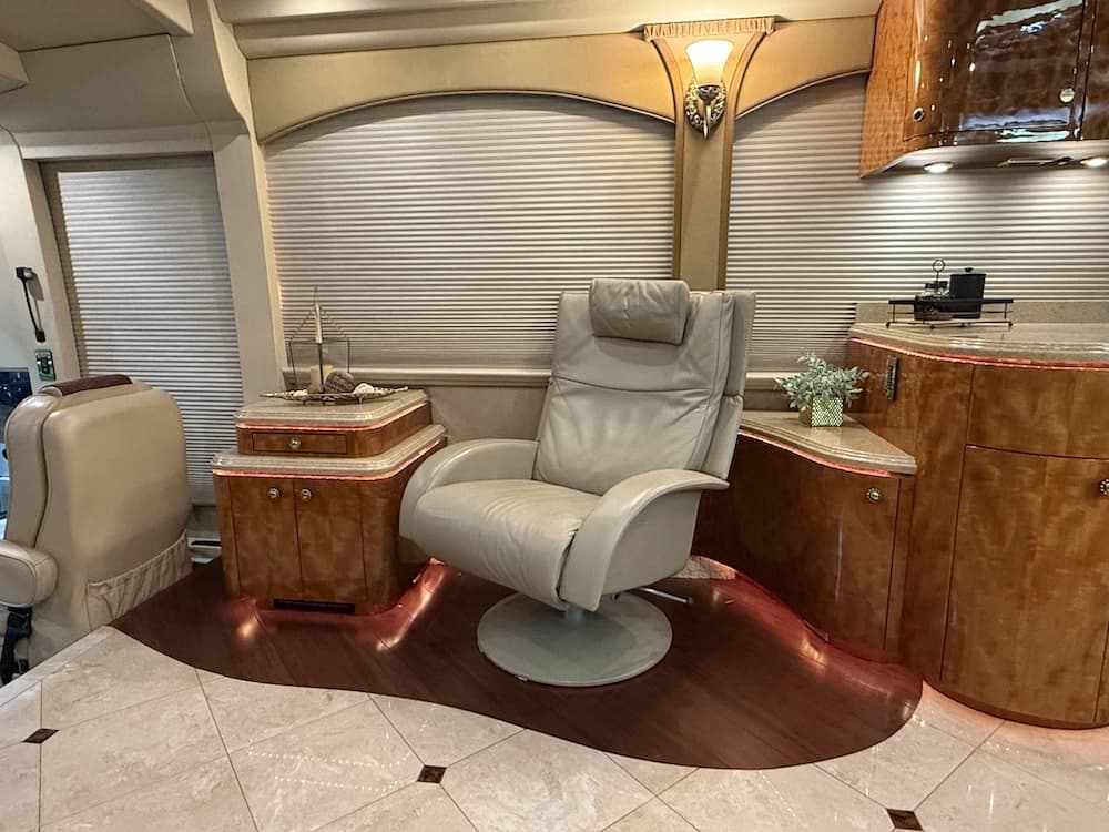 2008 Prevost Millennium H3-45 Motorcoach - Image 16