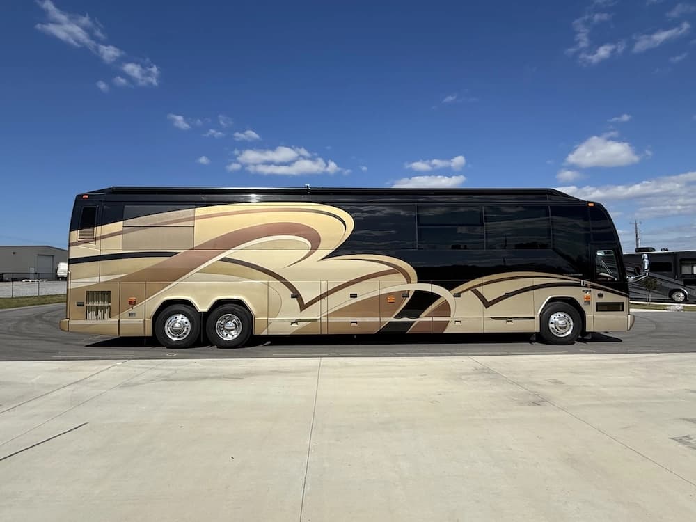 2008 Prevost Millennium H3-45 Motorcoach - Image 4