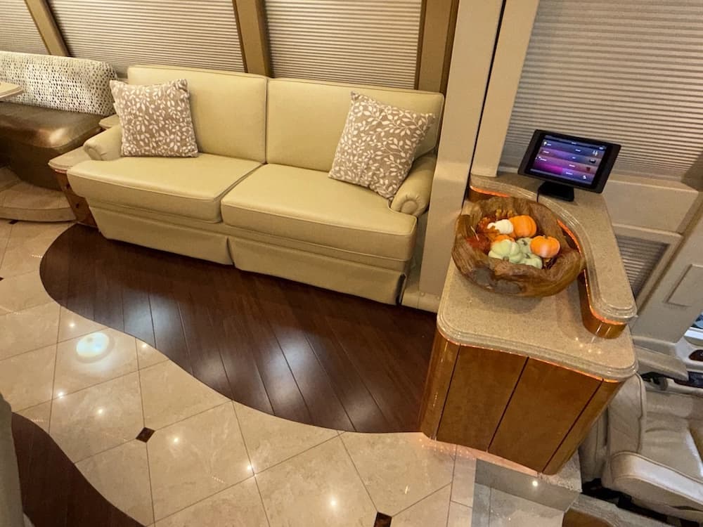 2008 Prevost Millennium H3-45 Motorcoach - Image 21