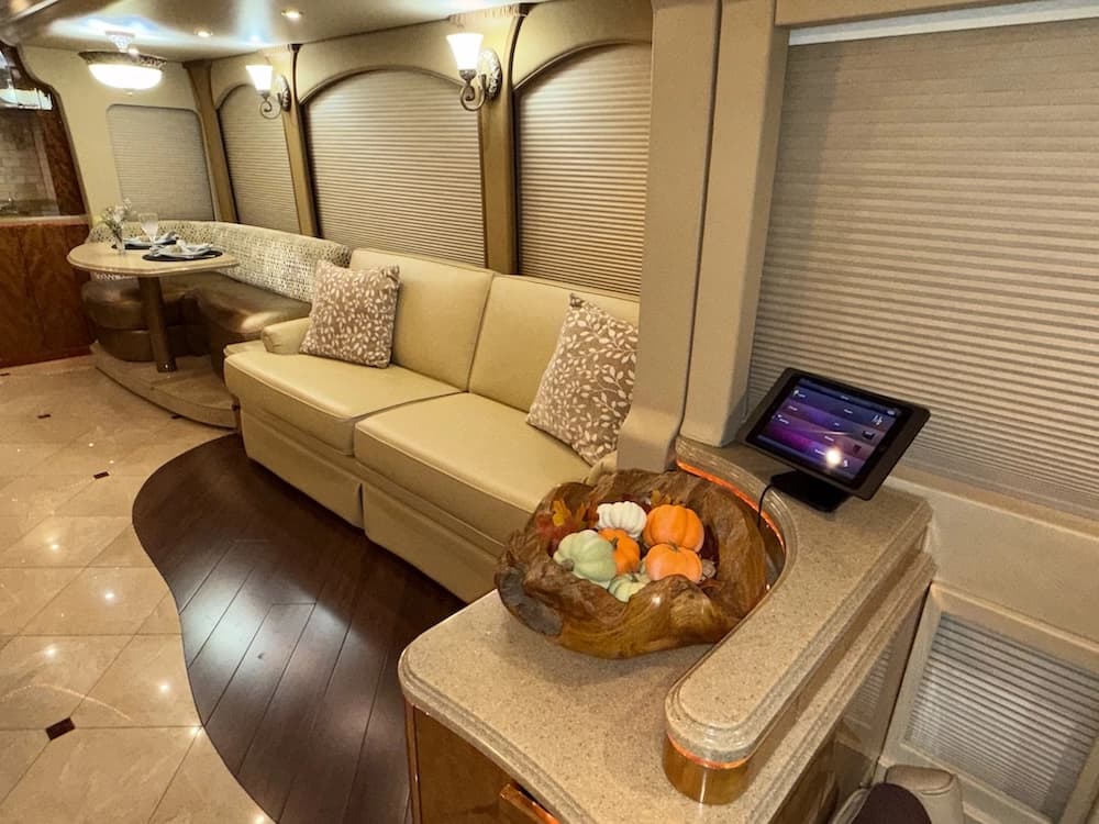2008 Prevost Millennium H3-45 Motorcoach - Image 22