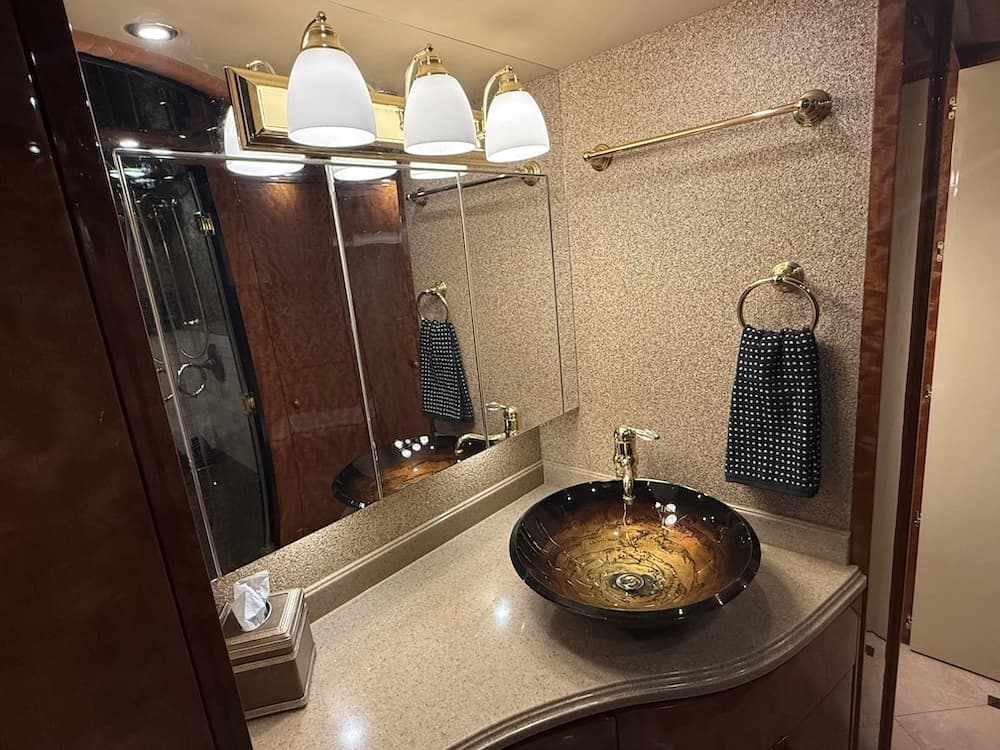 2008 Prevost Millennium H3-45 Motorcoach - Image 27