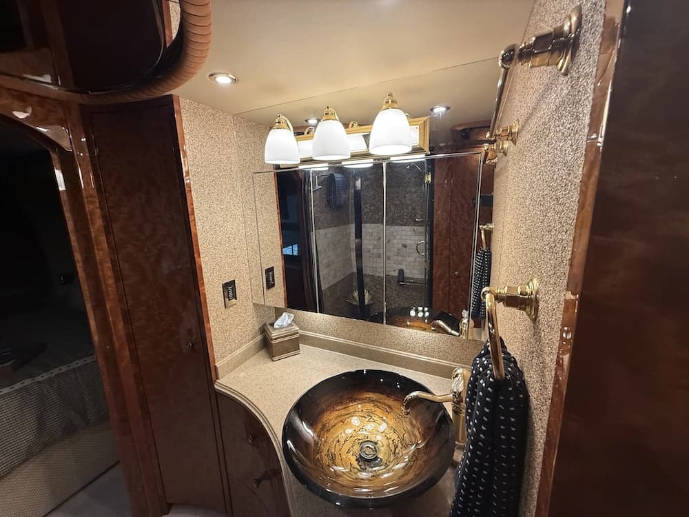 2008 Prevost Millennium H3-45 Motorcoach - Image 28