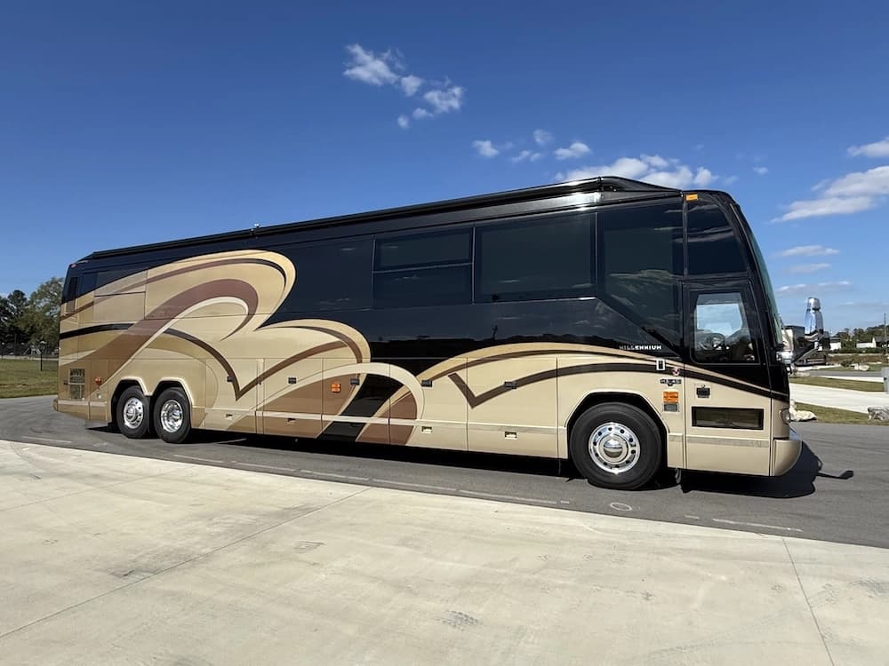 2008 Prevost Millennium H3-45 Motorcoach - Image 5