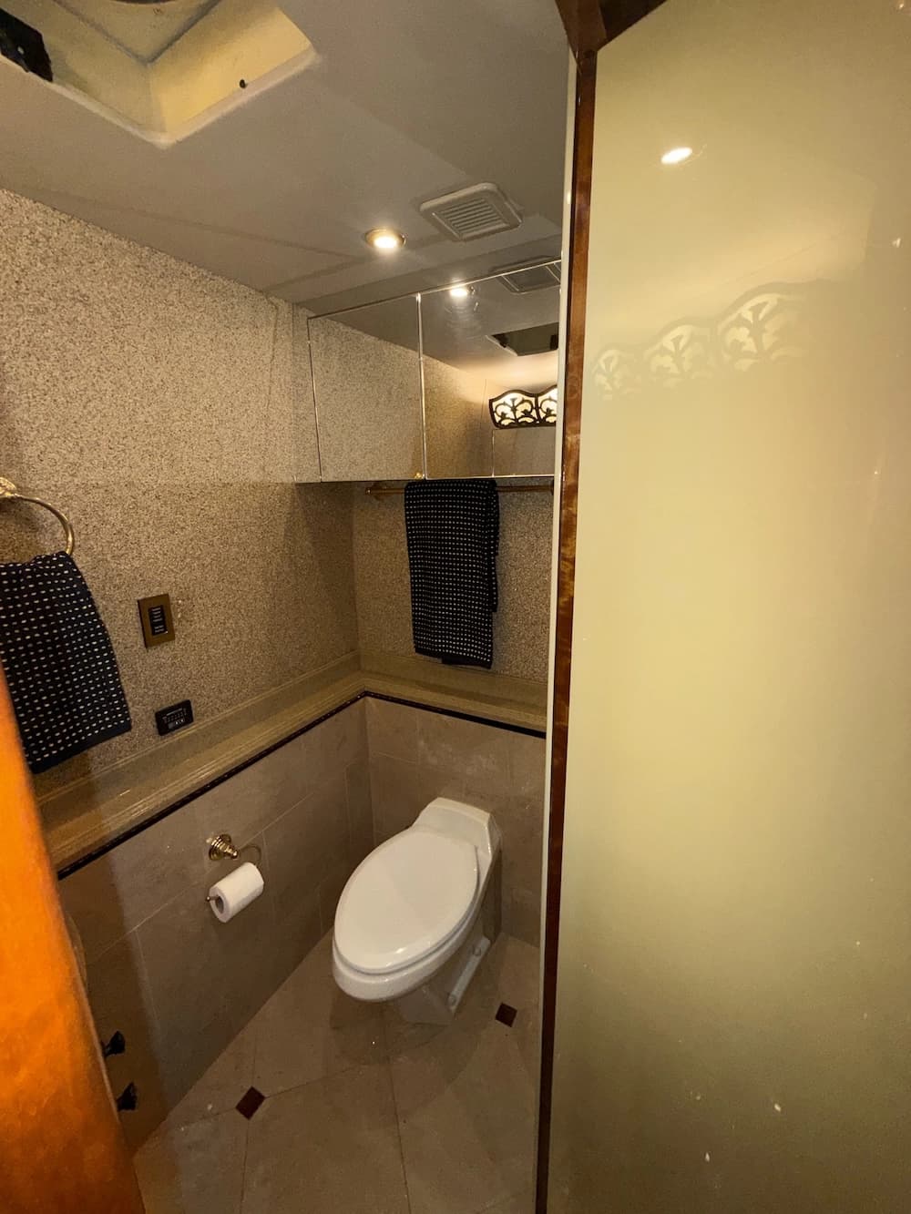 2008 Prevost Millennium H3-45 Motorcoach - Image 33