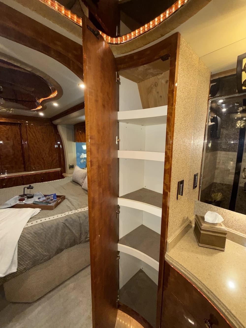 2008 Prevost Millennium H3-45 Motorcoach - Image 34