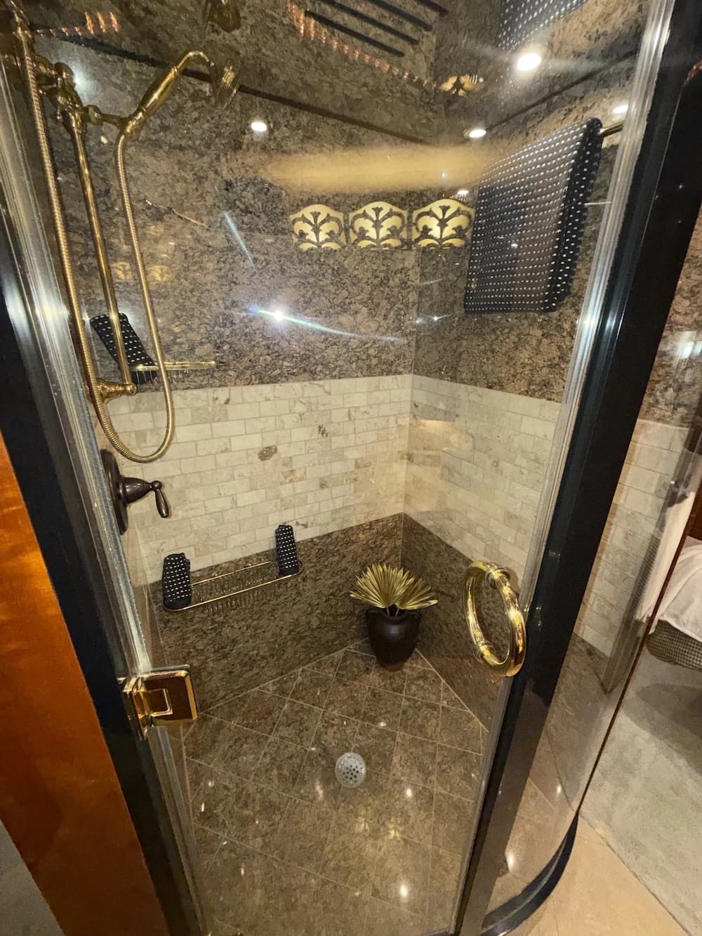 2008 Prevost Millennium H3-45 Motorcoach - Image 35