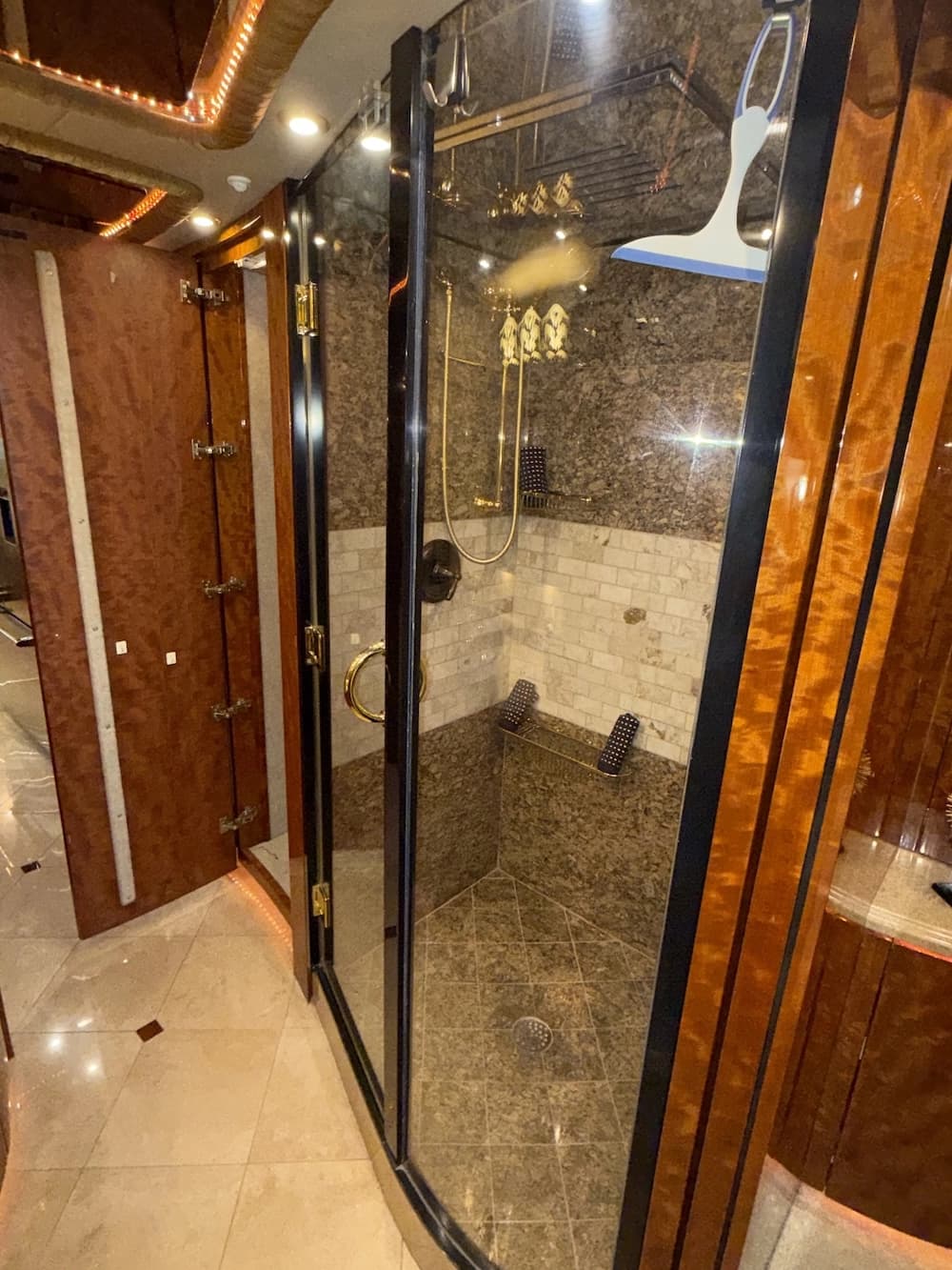 2008 Prevost Millennium H3-45 Motorcoach - Image 37