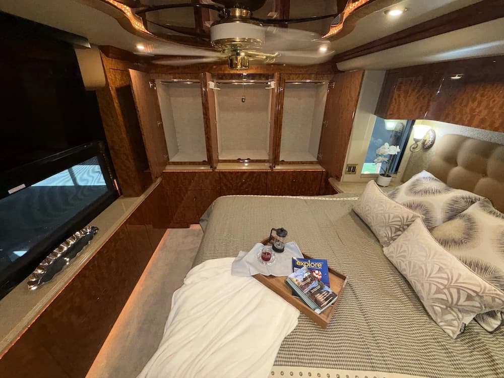2008 Prevost Millennium H3-45 Motorcoach - Image 38