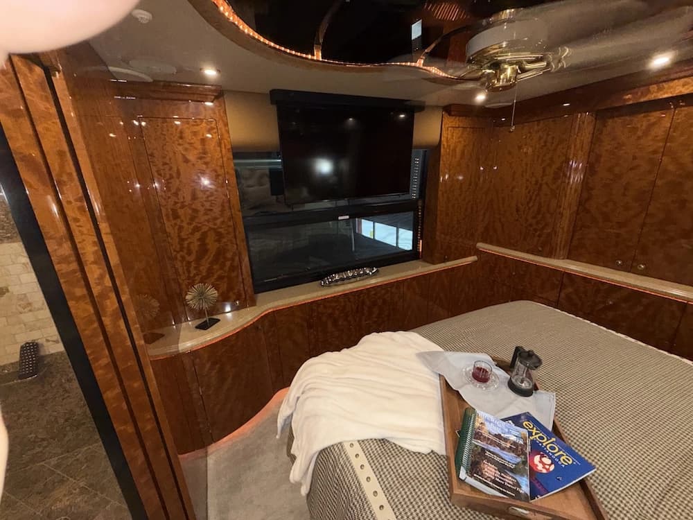 2008 Prevost Millennium H3-45 Motorcoach - Image 40