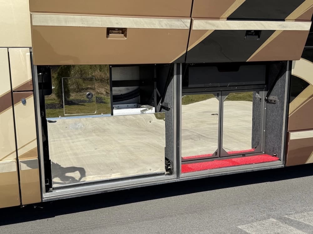 2008 Prevost Millennium H3-45 Motorcoach - Image 49