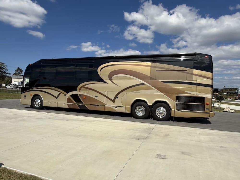 2008 Prevost Millennium H3-45 Motorcoach - Image 7