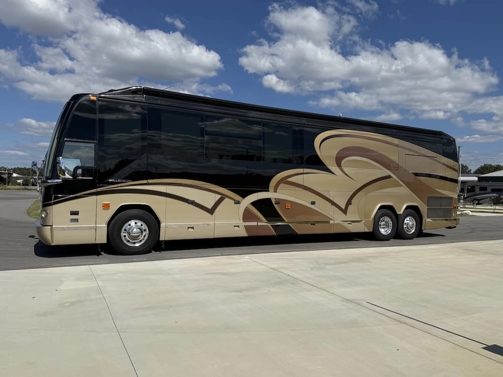 2008 Prevost Millennium H3-45 Motorcoach - Image 9