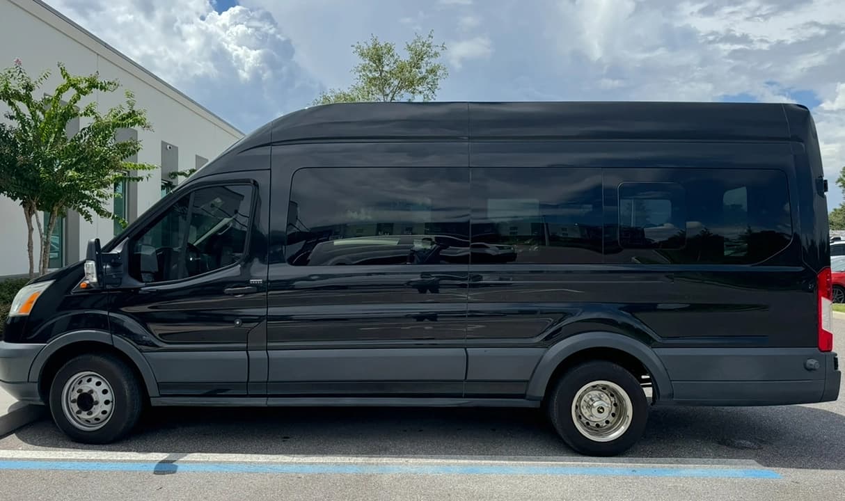 2015 Ford Transit XLT Passenger Van - Image 7