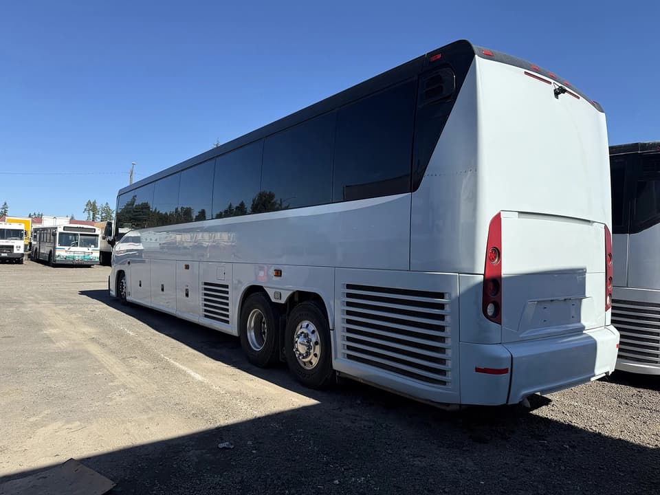 2016 MCI J4500 Coach Bus - Image 2