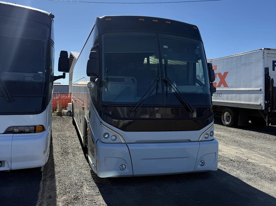 2016 MCI J4500 Coach Bus - Image 3