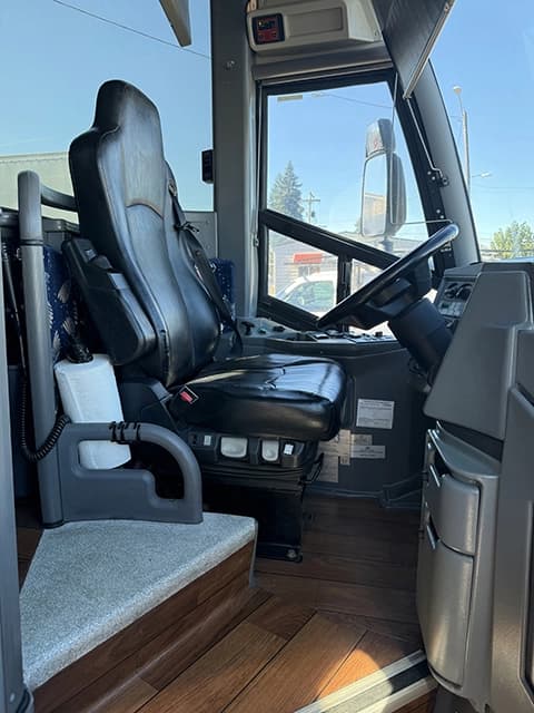 2016 MCI J4500 Coach Bus - Image 5