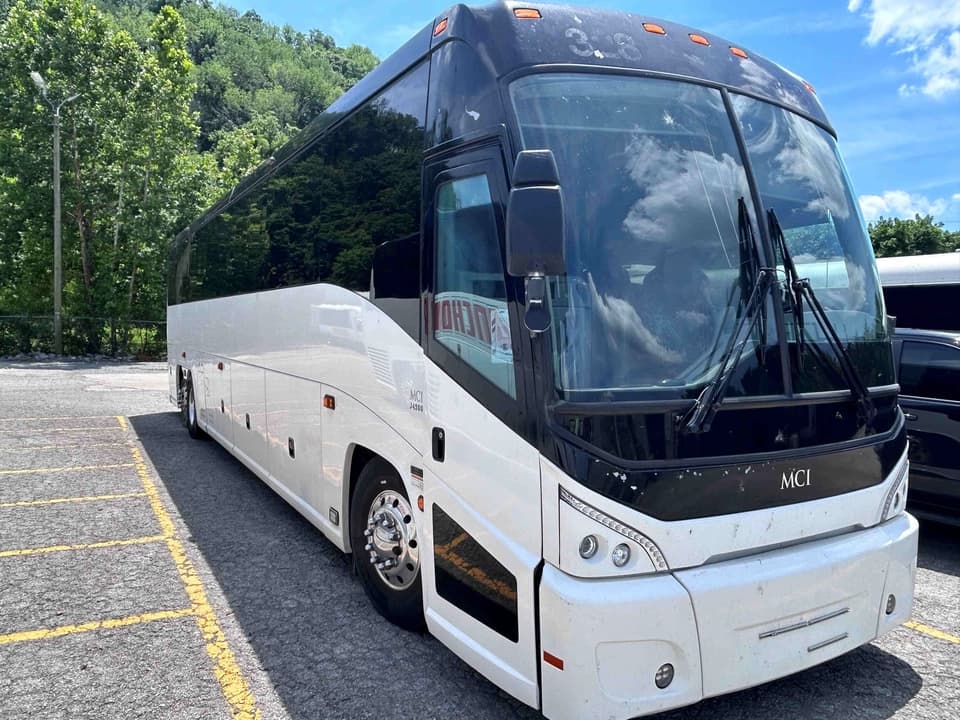 2017 MCI J4500 Coach Bus - Image 2